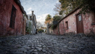 La famosa Calle de los Suspiros en Colonia del Sacramento