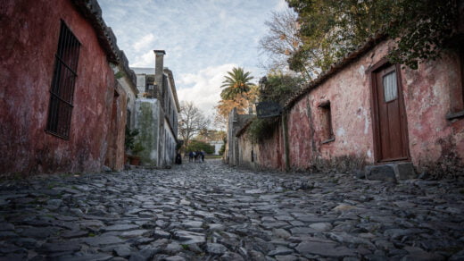 La famosa Calle de los Suspiros en Colonia del Sacramento